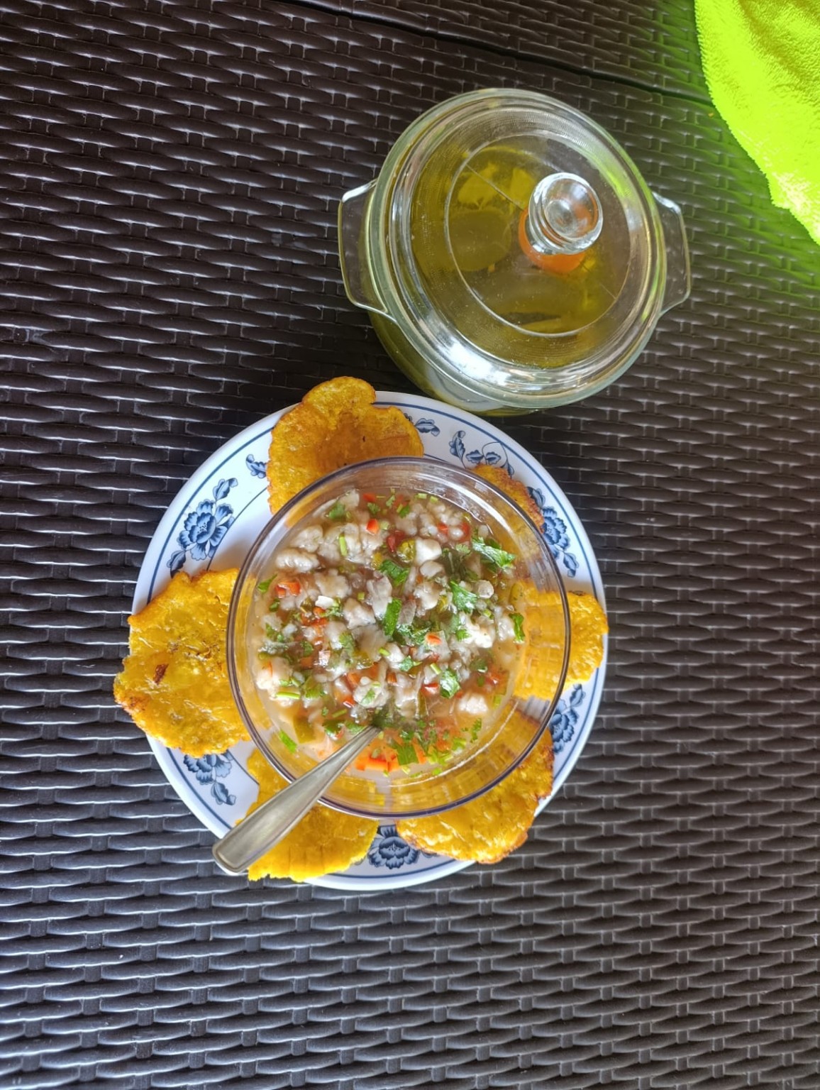 Fotografía real del ceviche con patacón de la soda